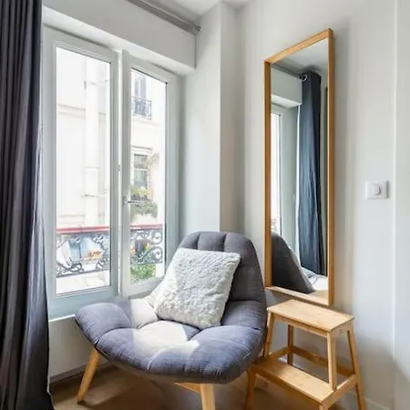 Bastille Nest In Parigi
